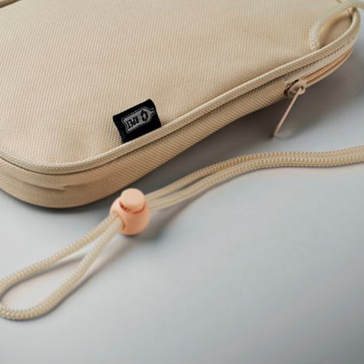 Сумка-саше дорожная с логотипом KOROVIN POUCH, с RPET, 12,5x2x20 см, бежевый MO267513 фото